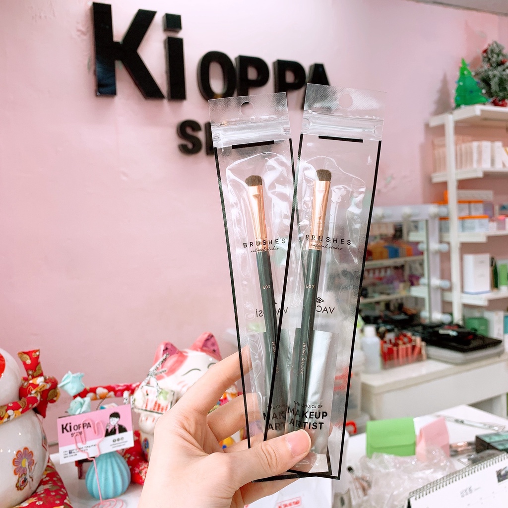 Cọ đánh phấn mắt ngắn Vacosi Short Shader Brush - E07