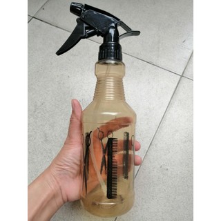 Bình xịt nước để cắt tóc