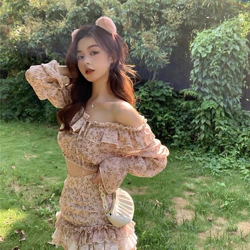 Set Áo Croptop Trễ Vai Bèo Và Chân Váy Kèm Ren Hoa Nhí Xinh Xắnsn AI