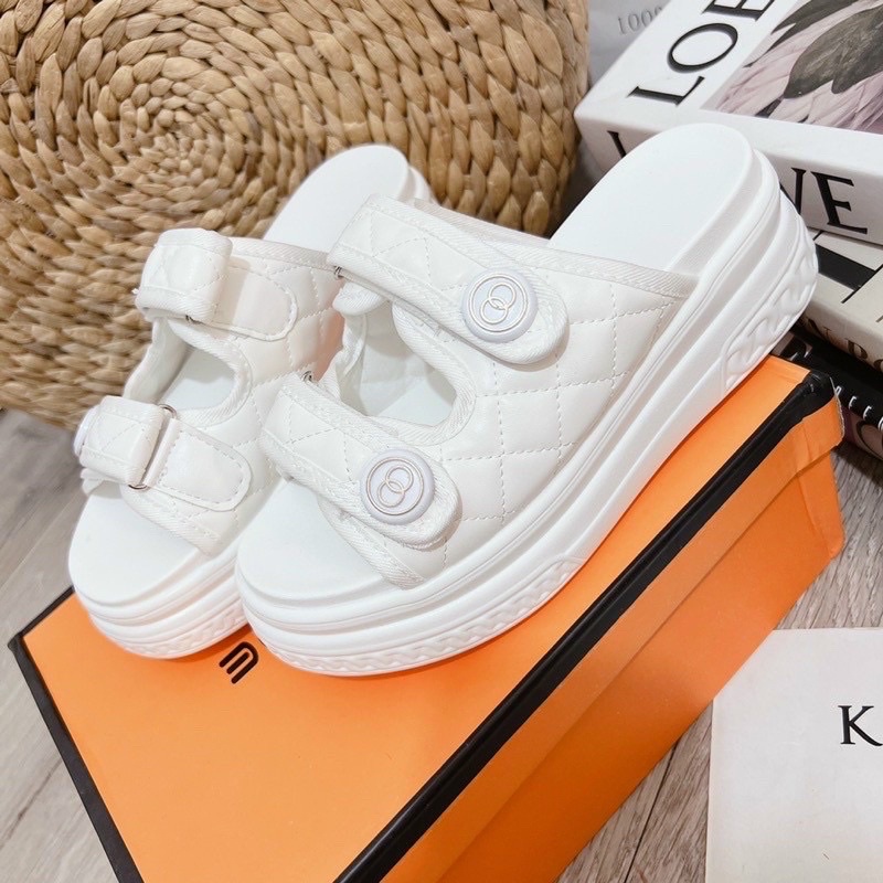 Dép lê 7CM xuồng nâng đế cực xinh đế bánh mì. Mẫu Siêu HOT Chất Da Xin  Nhẹ Cao Cấp Chắc Chắn 2 Màu Trắng Và Đen