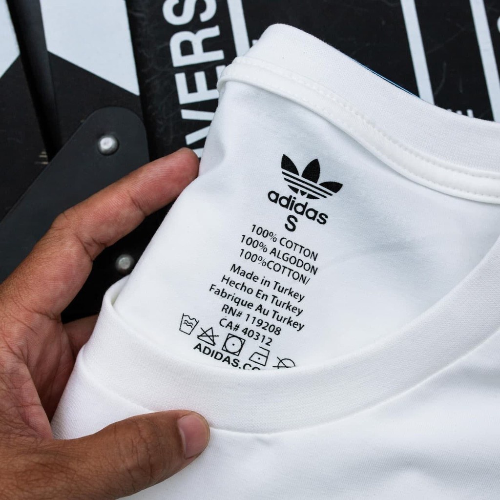 Áo thun nam nữ unisex Adidas ba lá màu trắng - đen, điểm nhấn là logo adidas rằn ri cực chất