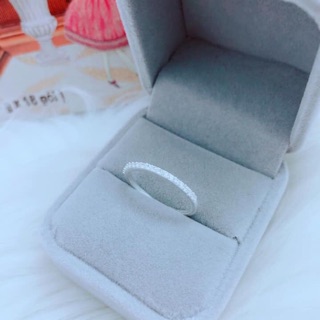 Nhẫn hàng đá mảnh