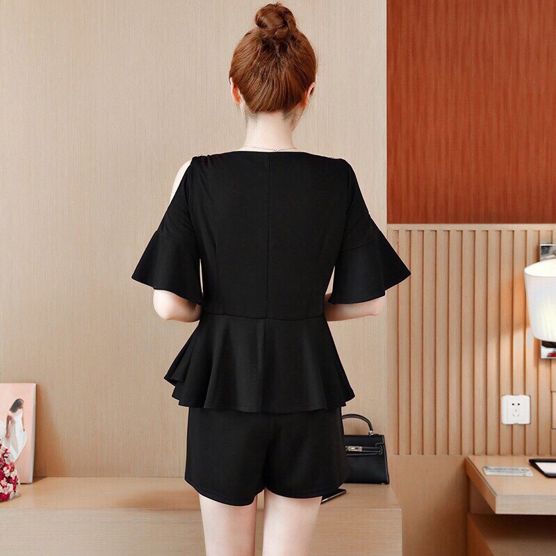 SET ÁO PEPLUM QUẦN SHORT KẾT CƯỜM Chất: lụa tuyết kết cườm Màu: đen Kiểu dáng: áo cổ tròn tay ngắn phối loe, hở vai, lai