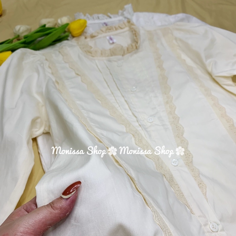 Áo kiểu viền ren hai màu be trắng