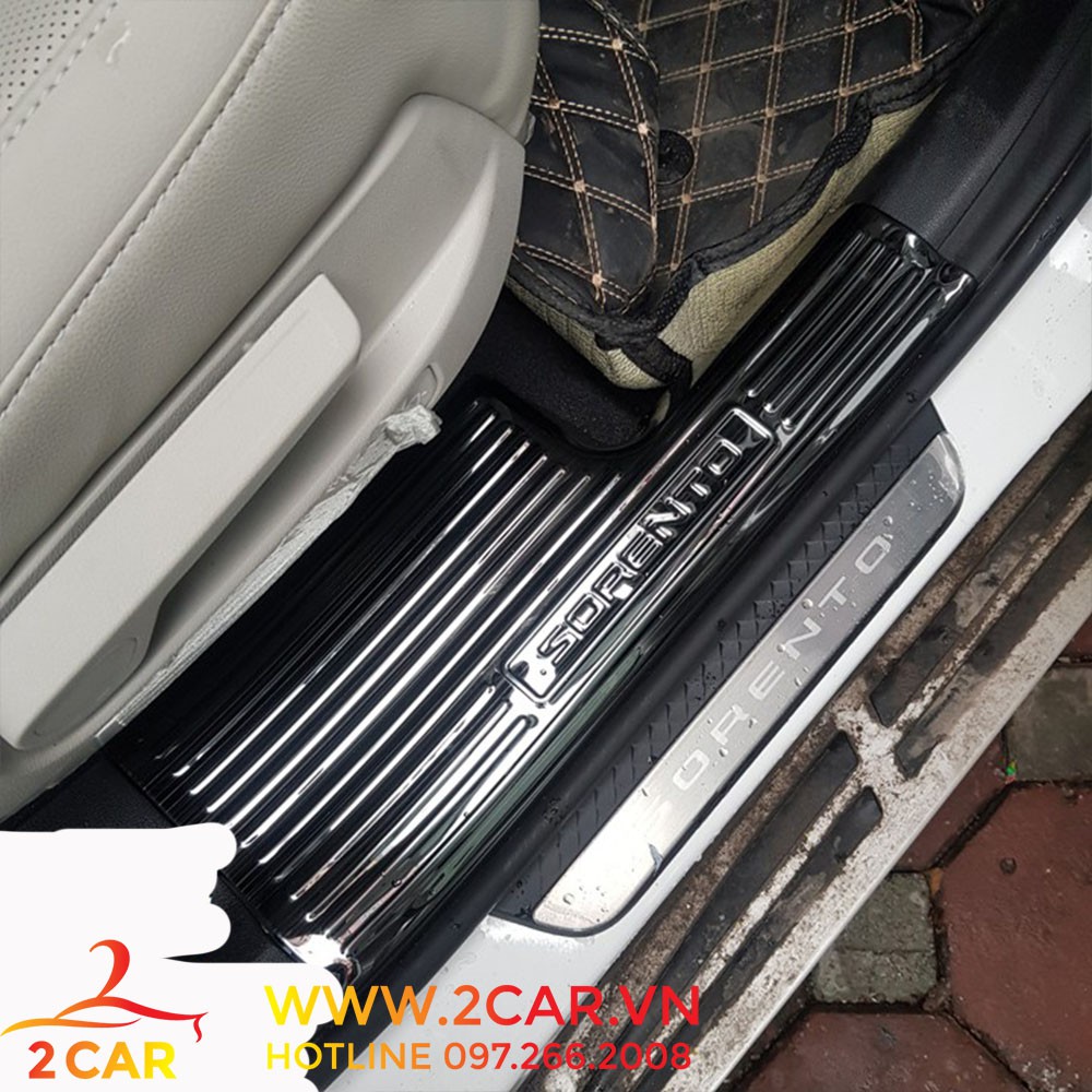 Ốp bậc chân trong xe KIA SORENTO 2021 chất liệu Titan cao cấp