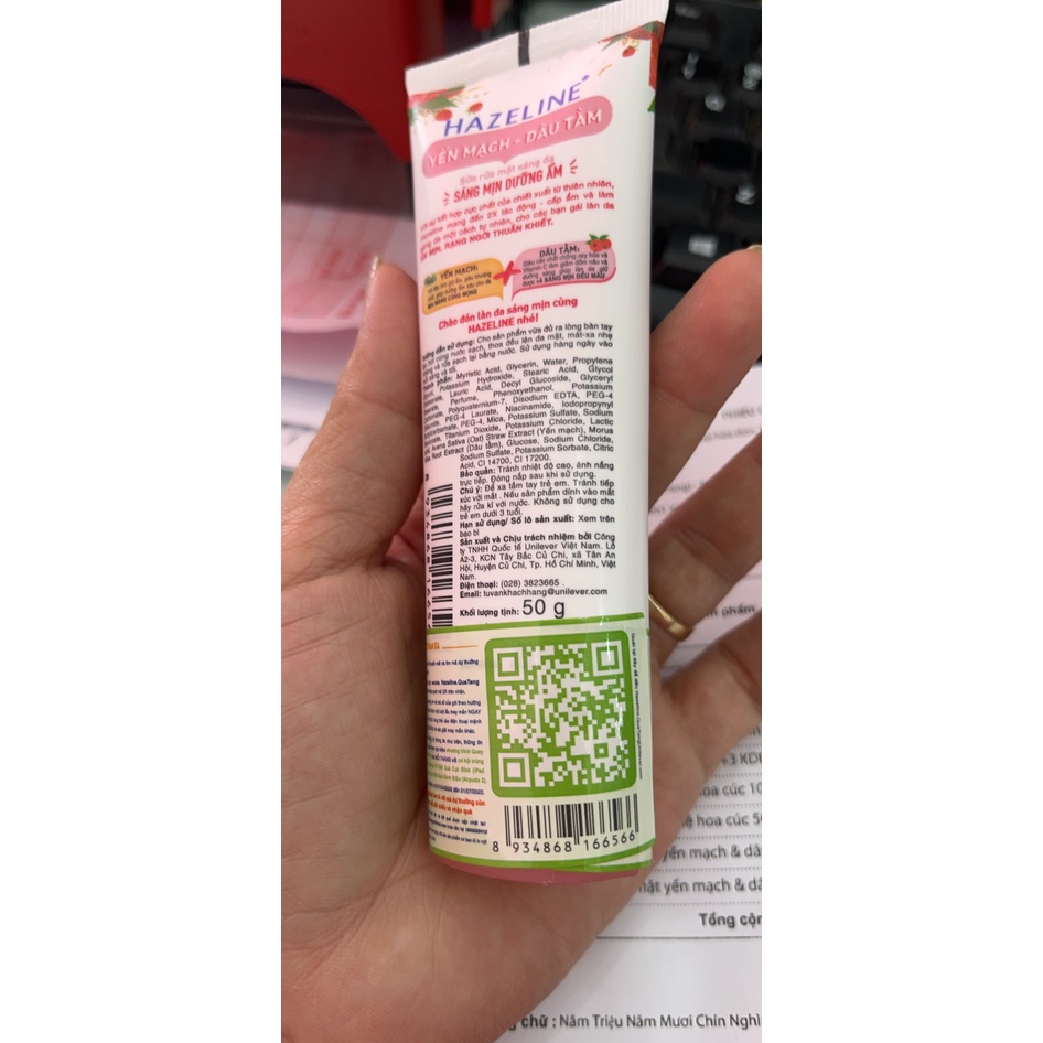 Sữa rửa mặt Hazeline Dưỡng ẩm sáng da Yến Mạch và Dâu Tằm