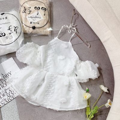 Áo hoa nổi trễ vai cổ yếm tiểu thư