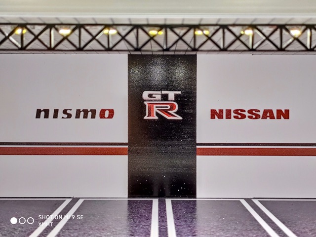 Mô Hình Garage Nismo Nissan GTR Có Đèn 1:64 Geechan-Models ( Không kèm xe ạ )