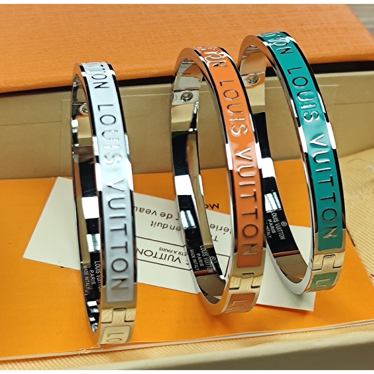 Màu sắc mới CUFF Bạc khắc họa tiết Monogram mang tính biểu tượng và có vòng tay đơn