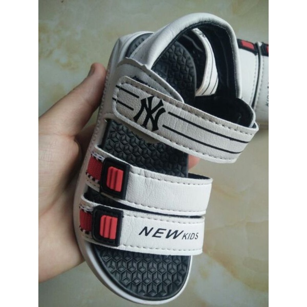 Sandal bé trai thanh lý