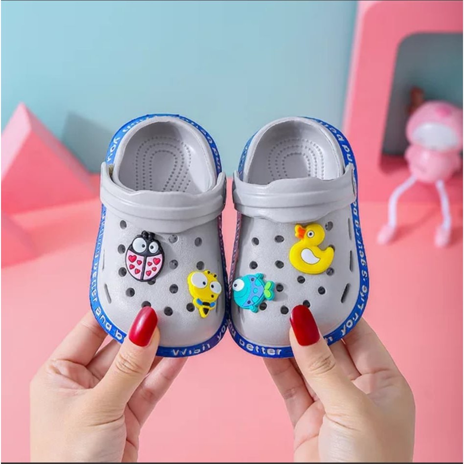 dép Crocs chống trượt dễ thương cho bé hình sticker dễ thương