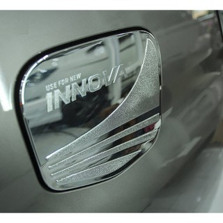 Ốp trang trí nắp bình xăng Toyota Innova 2017-2021