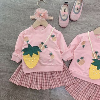 Set áo hình đứa chân váy kẻ hồng cho bé