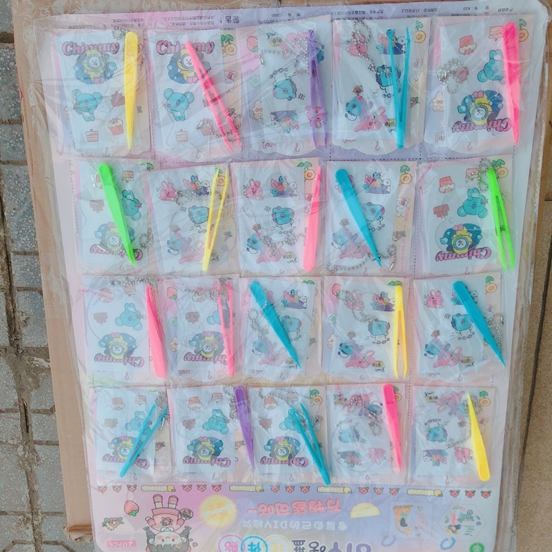 sỉ vỉ 20 bộ móc khoá kèm sticker tự trang trí