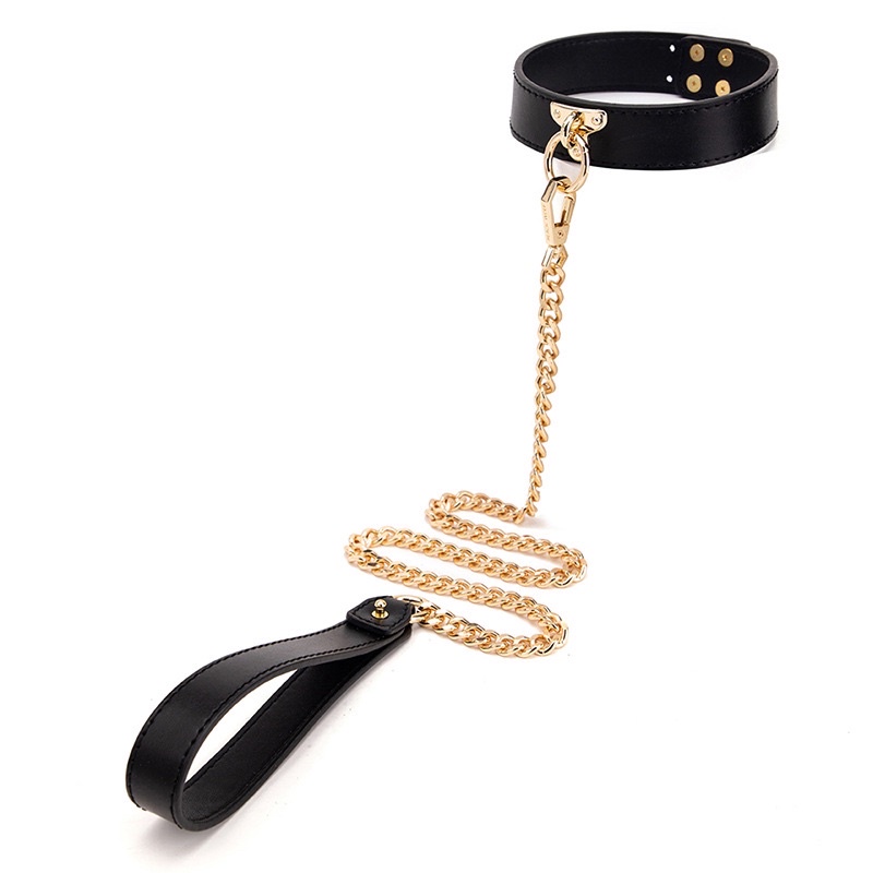 Vòng cổ Chocker đa dạng phong cách kèm dây xích dắt