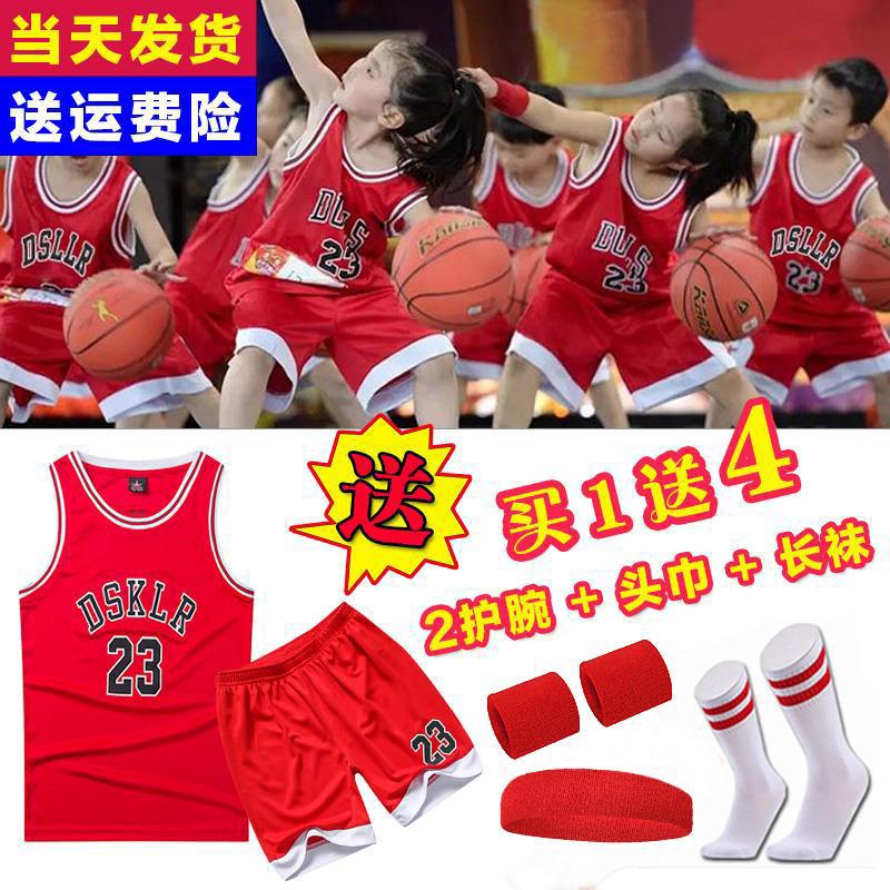 Bộ đồng phục chơi bóng rổ gồm áo quần tất và miếng bảo vệ tay chân cho bé