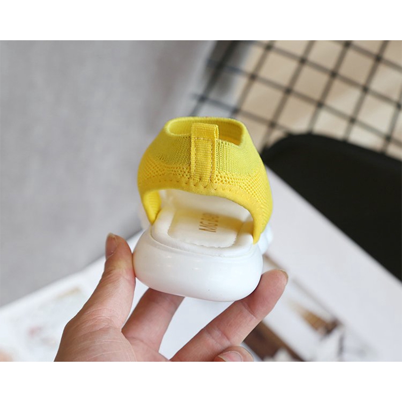 Giày sandal mềm mại cho bé gái