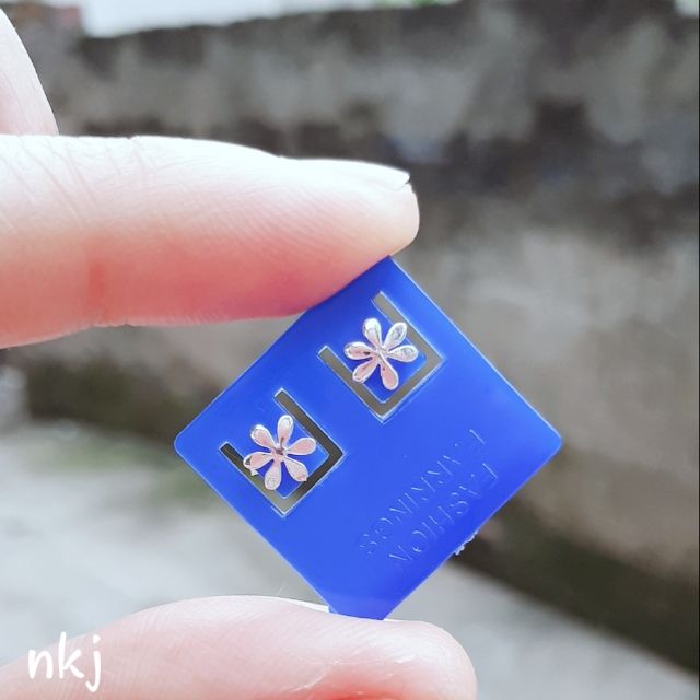 1 ĐÔI NỤ TAI BẠC HÌNH HOA NHỎ XINH