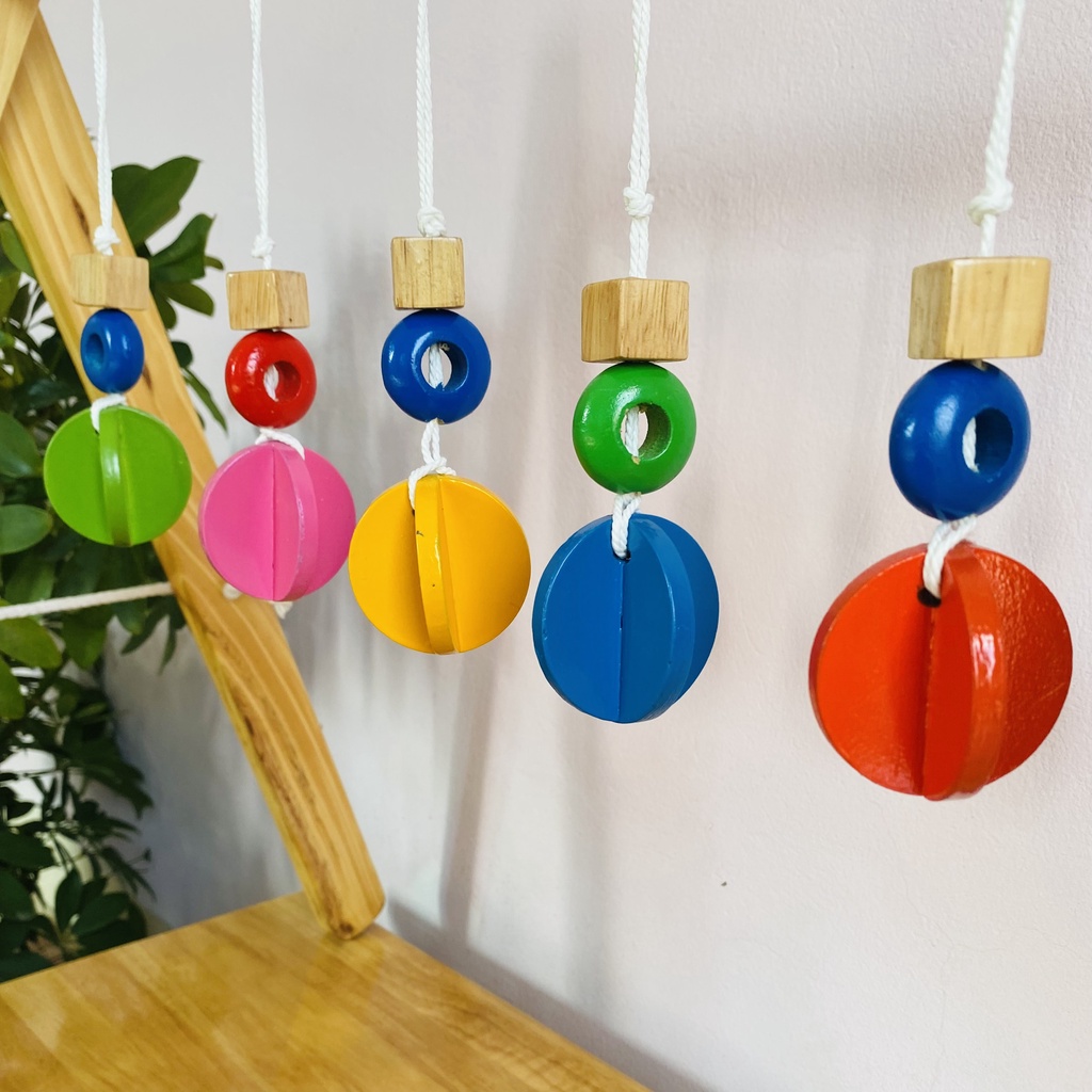 Đồ chơi treo kệ chữ A, đồ chơi bóng múi gỗ rèn kĩ năng thị giác vận động cho bé