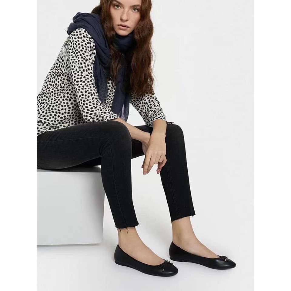Giầy búp bê xuất Âu dư xịn cho các mẹ. Hàng đã on web có 2 màu đen và navy cực dễ đi .Gía 180k