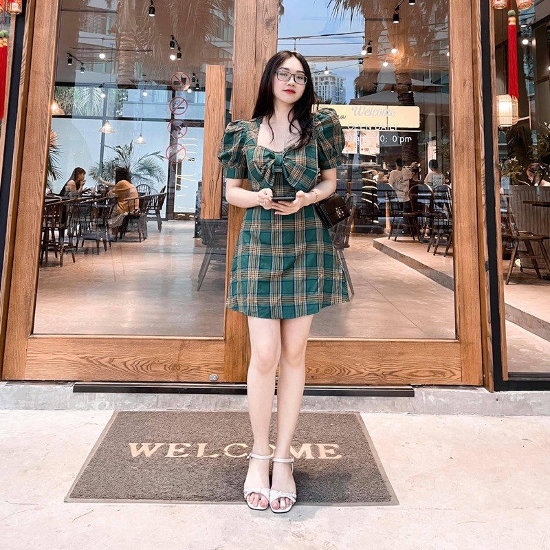 Đầm caro xanh nơ trước ngực