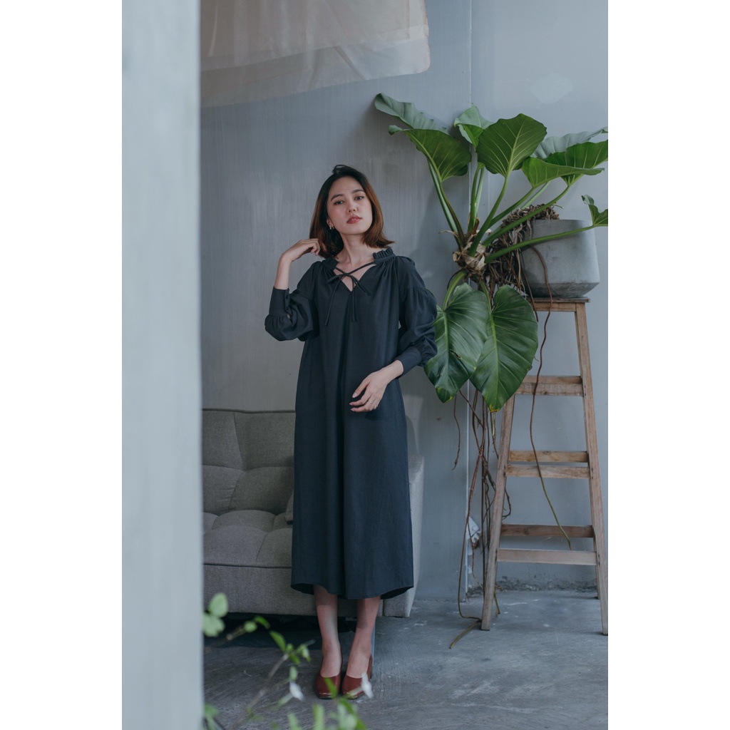 Chicka Chicka - Đầm dài cổ thắt nơ dây tay dài dáng maxi màu đen