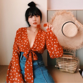 Áo croptop đi biển hoa nhí buộc dây khoét ngực tay dài tay phồng