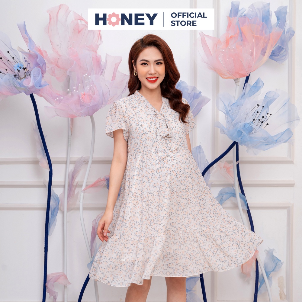 Váy bầu công sở cổ thắt nơ, hoạt tiết hoa nhí, chất voan lụa mềm - Thời trang đầm bầu cao cấp HONEY