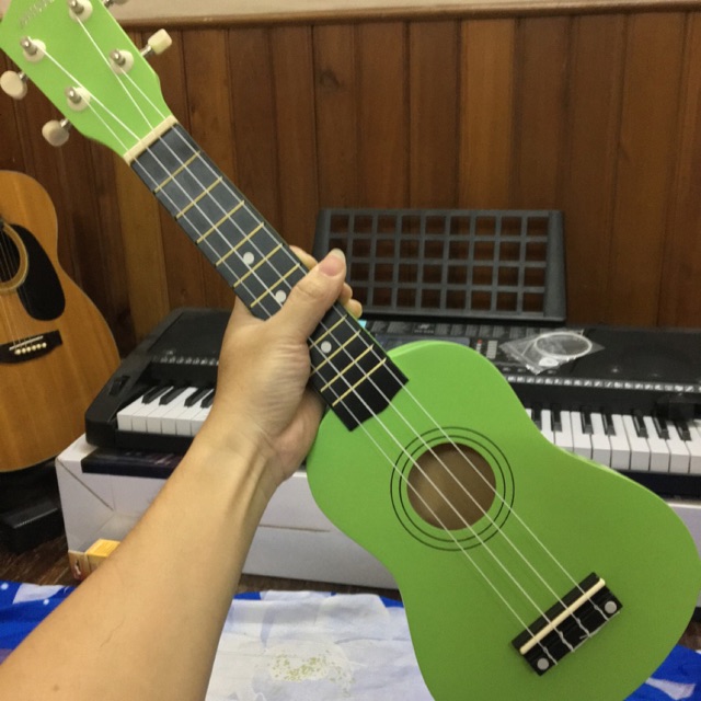 ĐÀN UKULELE SOPRANO ANDREW  XANH LÁ ( TẶNG KÈM PHỤ KIỆN )