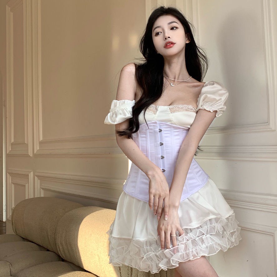 Váy trắng phối ren kèm đai