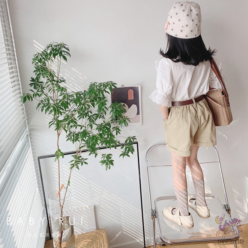 Bộ đồ gồm áo ren tay ngắn kèm quần đùi và thắt lưng phong cách Hàn Quốc cổ điển dành cho bé gái