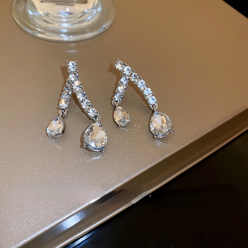 Khuyên Tai Kim Loại Đính Kim Cương Nhân Tạo Phong Cách Thời Trang Mới Phổ Biến