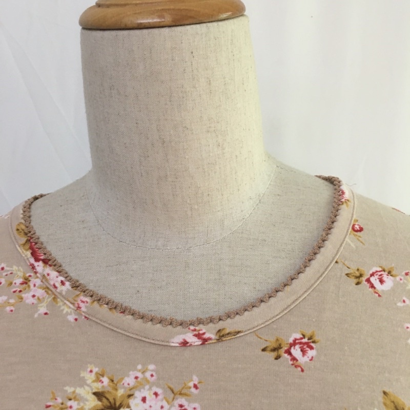 Áo thun Dual Berge Daisy- Nhật vải cotton in hoa hồng dáng xuông dài cổ tròn tay ngắn si tuyển