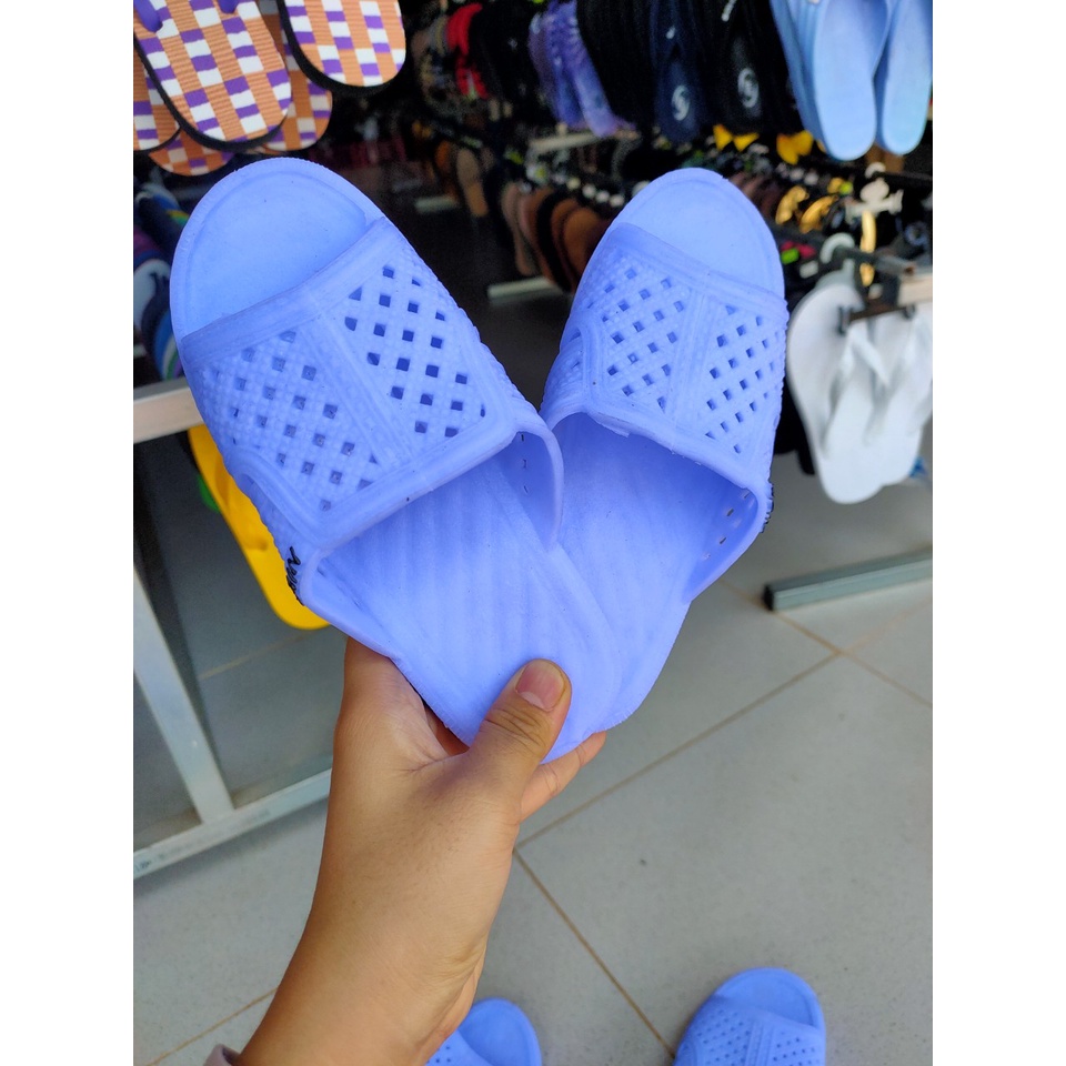 Dép tổ ong nhựa dẻo nam nữ màu xanh nhạt.