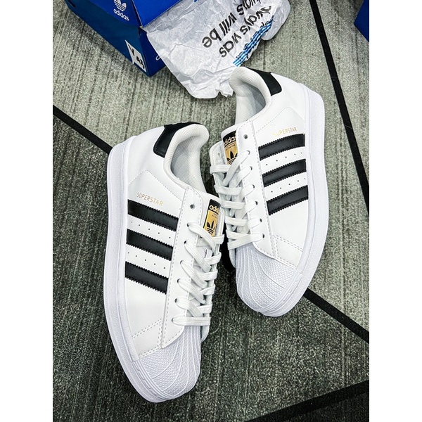 Giày thể thao cổ thấp | Adidas Superstar tem vàng