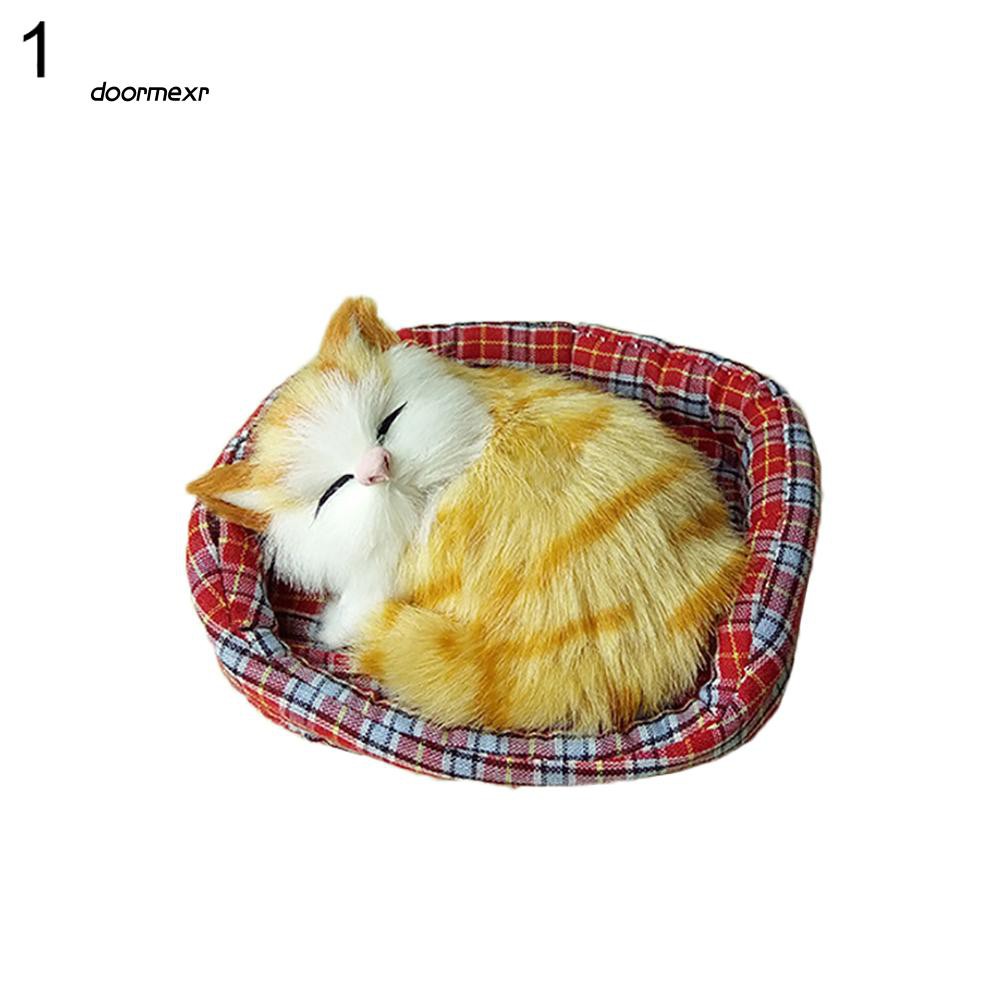 Mèo nhồi bông nằm ngủ trên thảm ngủ trải giường đáng yêu