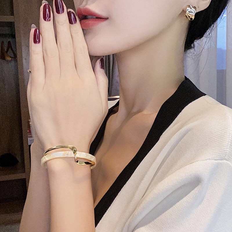 Vòng tay ngọc màu trắng sang trọng nhẹ nhàng kết hợp vòng tay kim loại cong phong cách thời trang Hàn Quốc