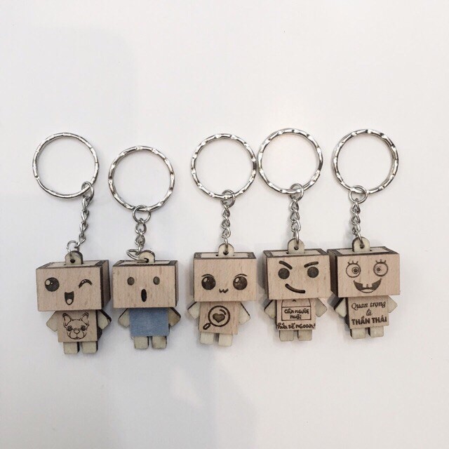 Móc khoá người gỗ giao chữ ngẫu nhiên