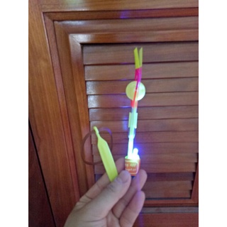 Đồ chơi chong chóng xoay có đèn led