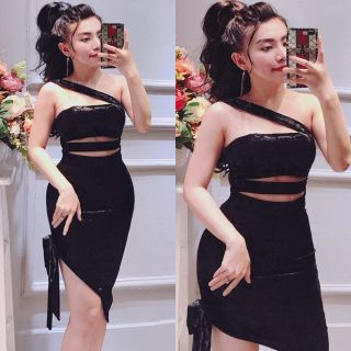 Đầm body khoét eo cột đùi