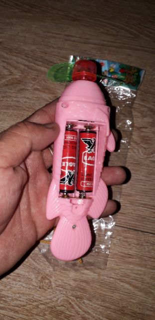 Một chiếc quạt hình cá bằng nhựa hình rất đẹp tặng kèm PIN