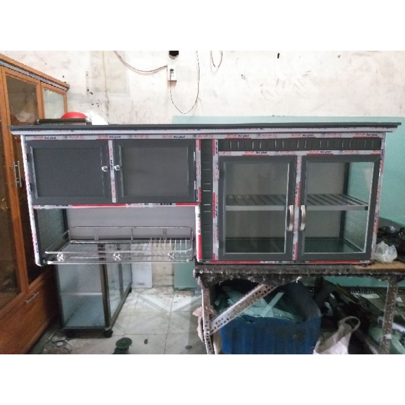 tủ bếp treo tường nhôm kính cao cấp.