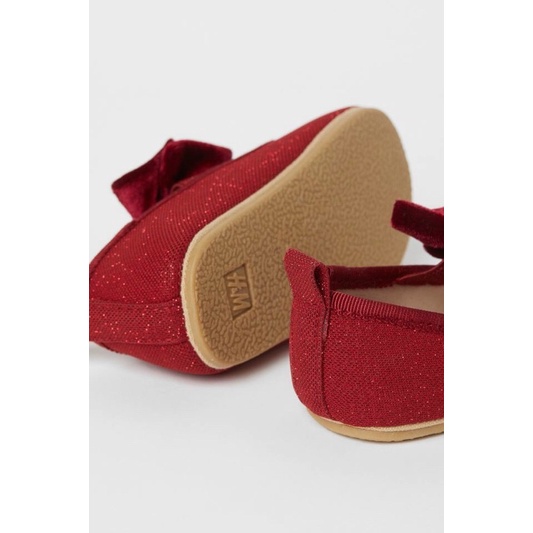 Giày đỏ bé gái