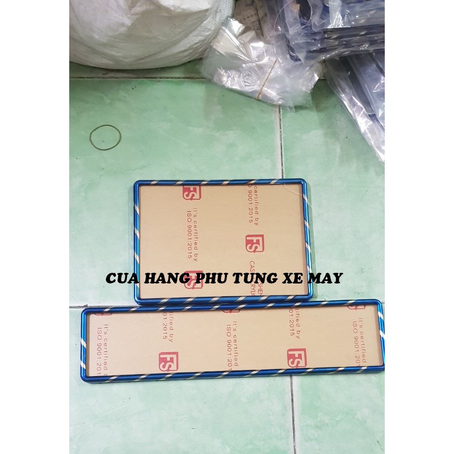 Trọn bộ ( trước + sau + pat ) khung biển số và ốp mica xe Ô tô - viền titan trắng xanh