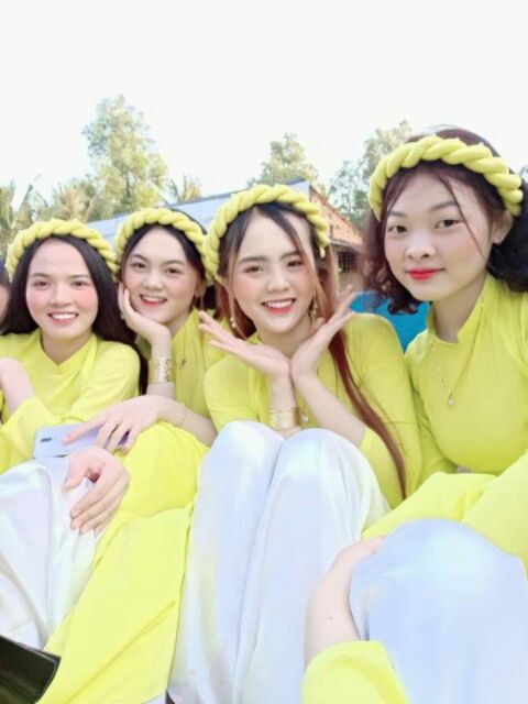 Áo dài bưng mâm vàng