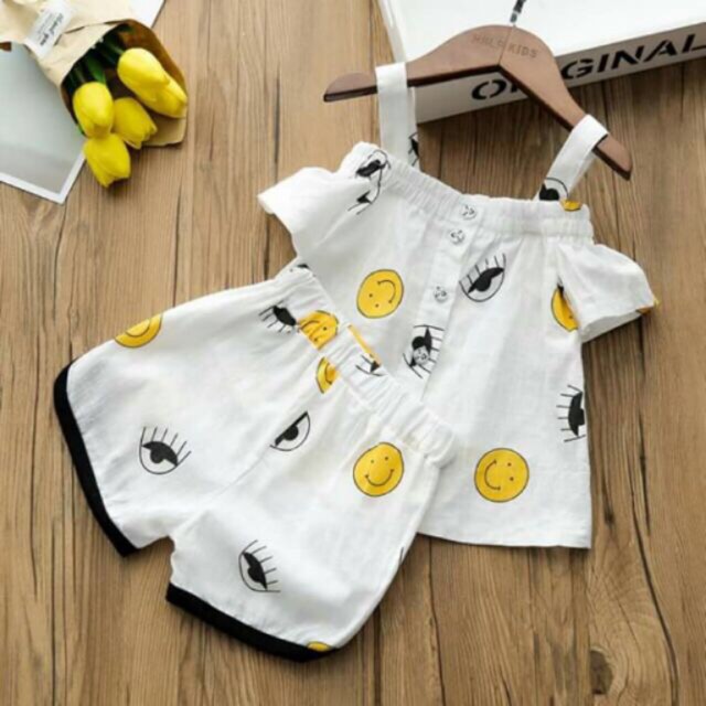 Shop chào compo bé gái mắt liếc siêu yêu 2 dây sẽ tay bao đẹp .hàng y hình đi học đi chơi đều OK lắm nhé !! Hàng shop ..
