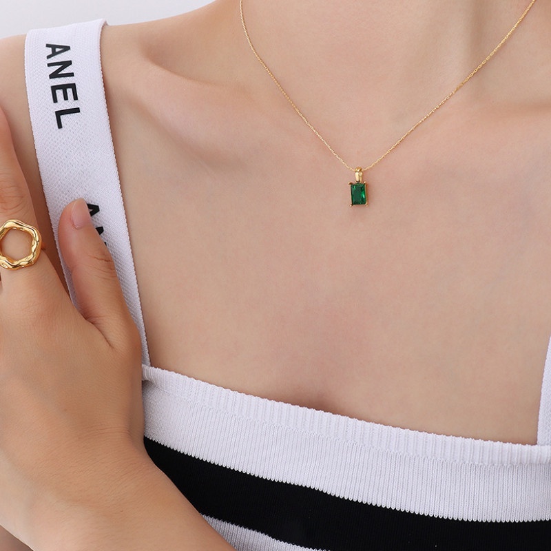 Dây Chuyền Mặt Đá Nhân Tạo Xanh Lá Titan Ko Đen TT 3884