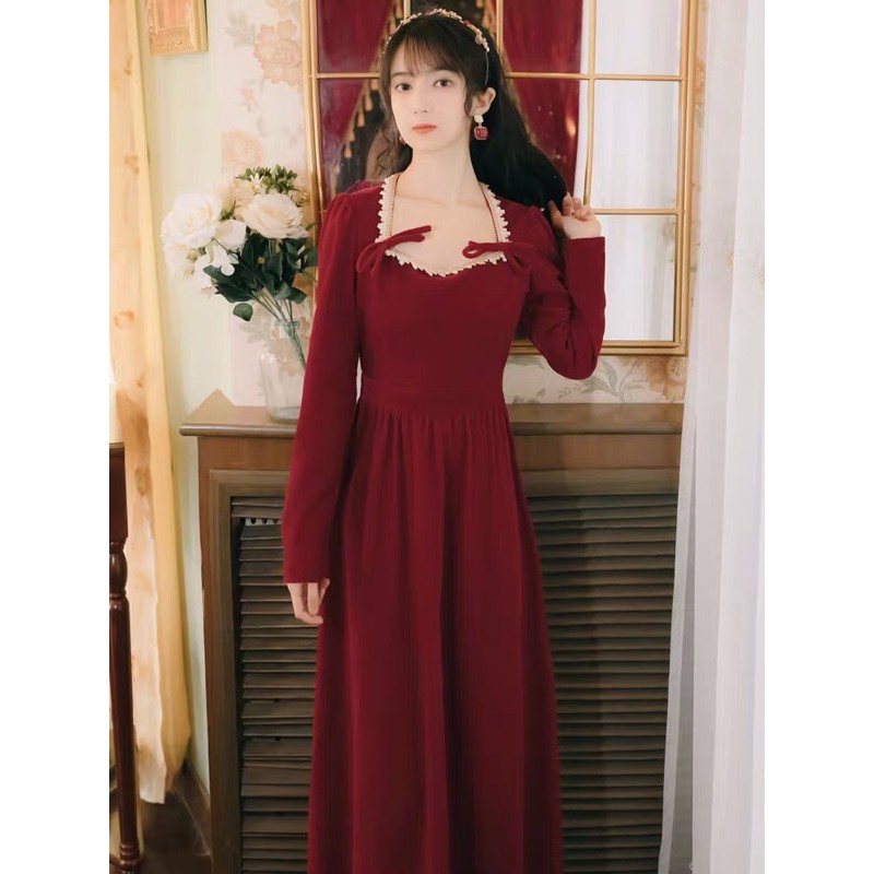 Đầm nhung đỏ cổ vuông viền ren