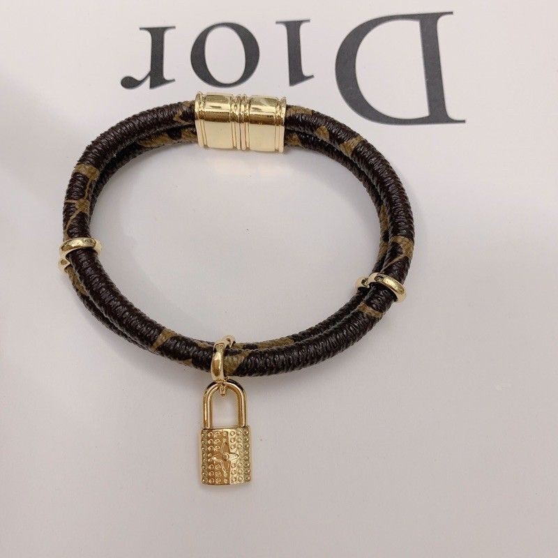 Vòng tay móc khoá LV