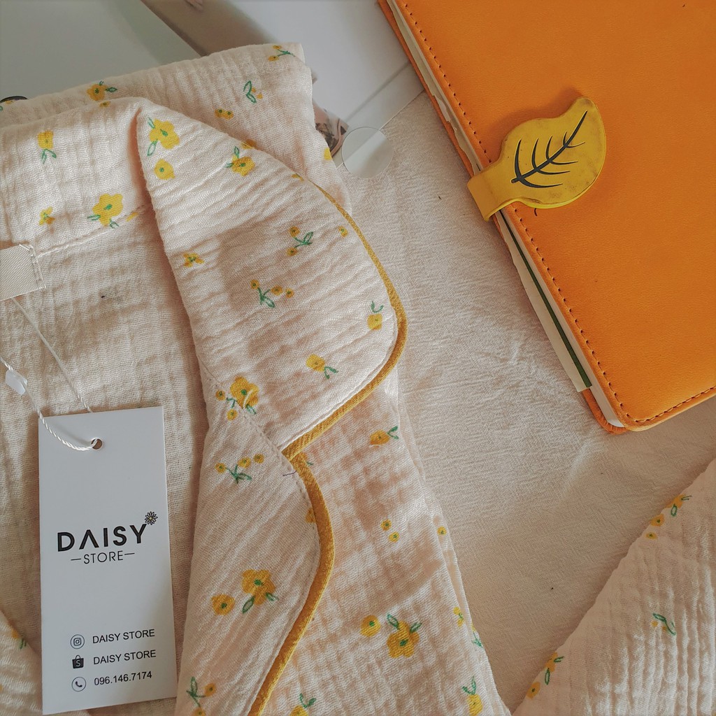 Pyjama xô muslin hoa vàng nhí nền kem | BigBuy360 - bigbuy360.vn